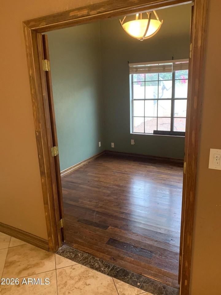 435 E Larkspur Ln - Photo 7 of 21