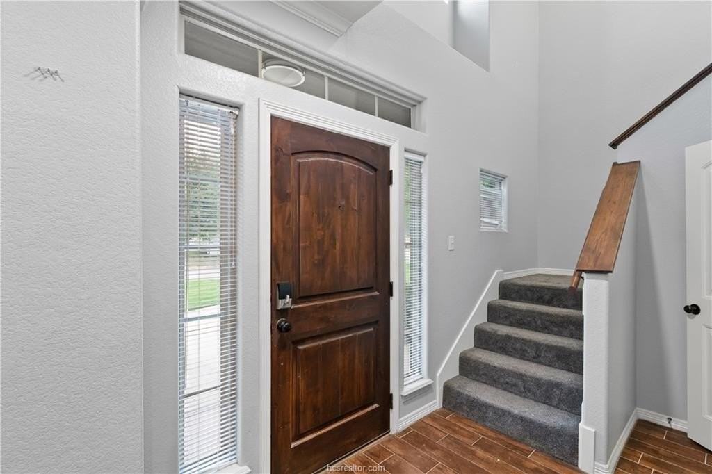 210 Rosemary Ln - Photo 4 of 43