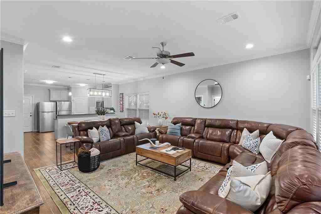 210 Rosemary Ln - Photo 5 of 43