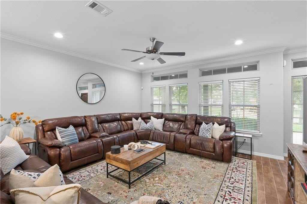 210 Rosemary Ln - Photo 6 of 43