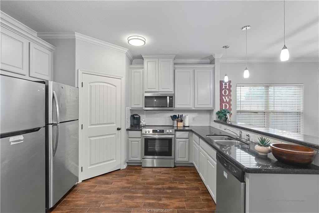 210 Rosemary Ln - Photo 7 of 43