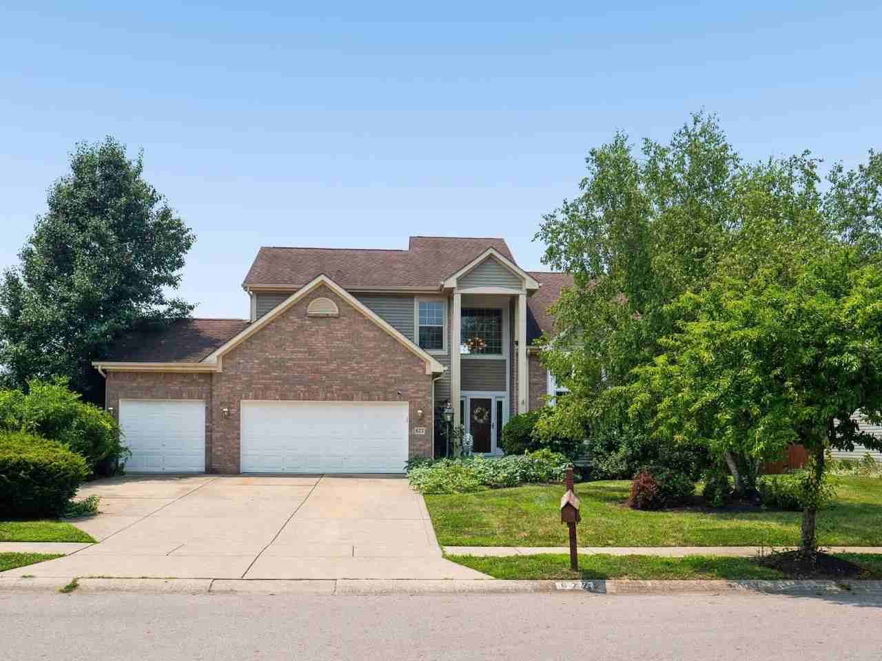 677 Montmorency Dr S - Photo 2 of 50