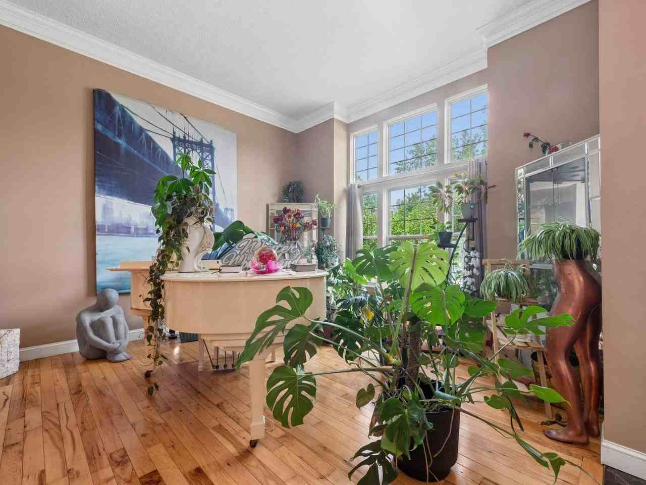 677 Montmorency Dr S - Photo 6 of 50