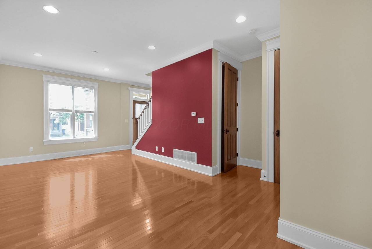 360 Forest St - Photo 5 of 25