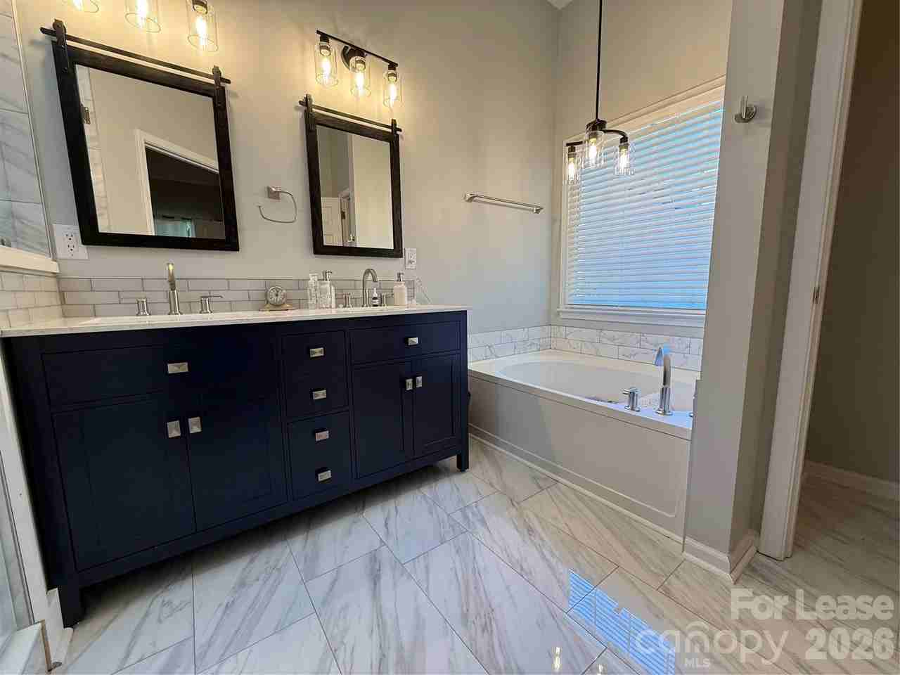 8821 Oakham St - Photo 7 of 24