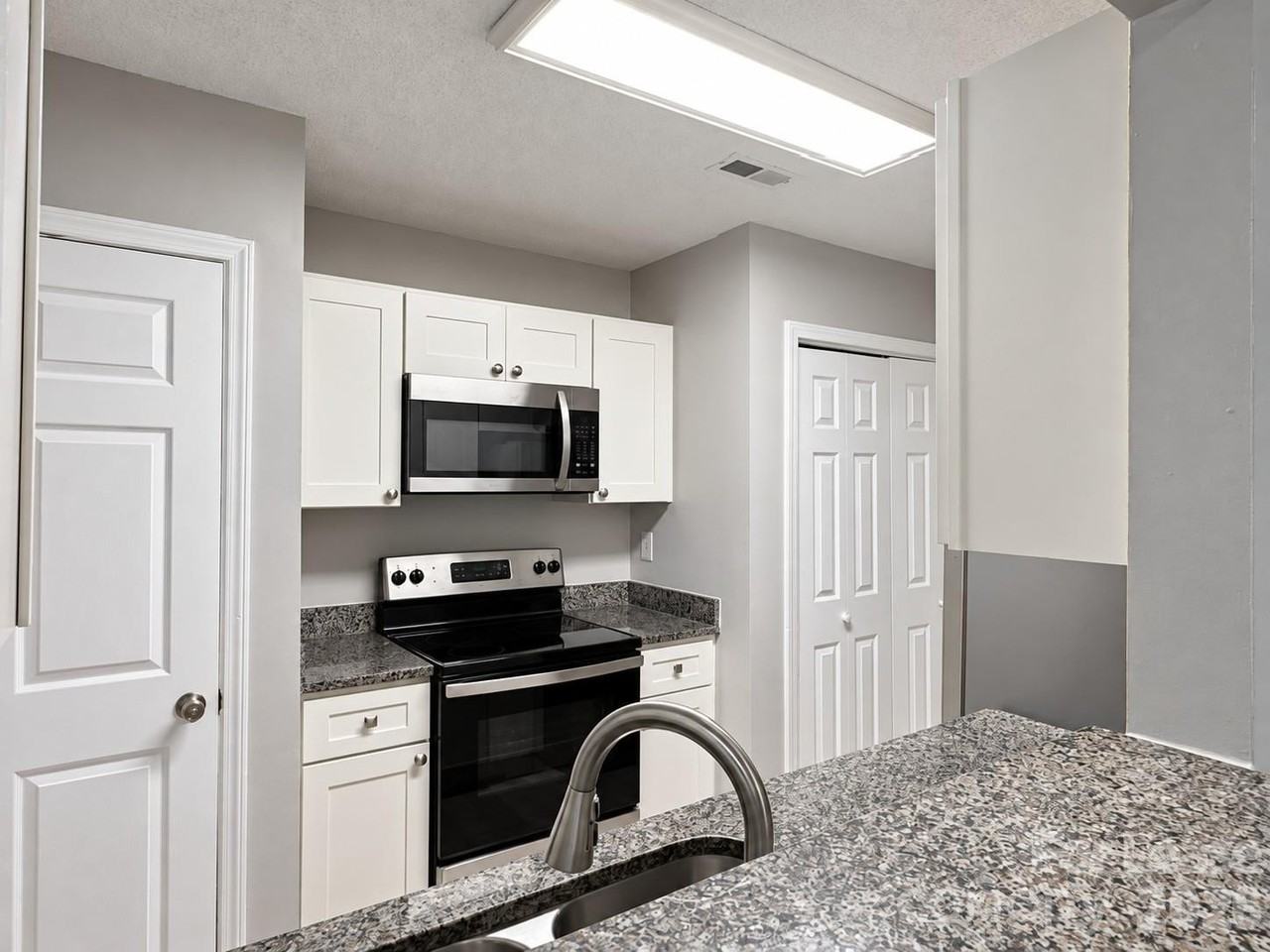 1302 Eagles Landing Dr - Photo 3 of 19
