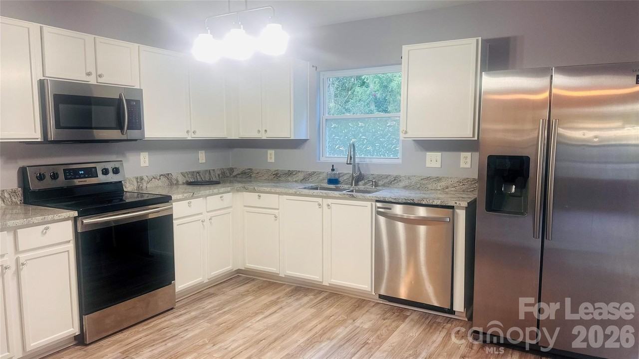 3039 Buckleigh Dr - Photo 2 of 14