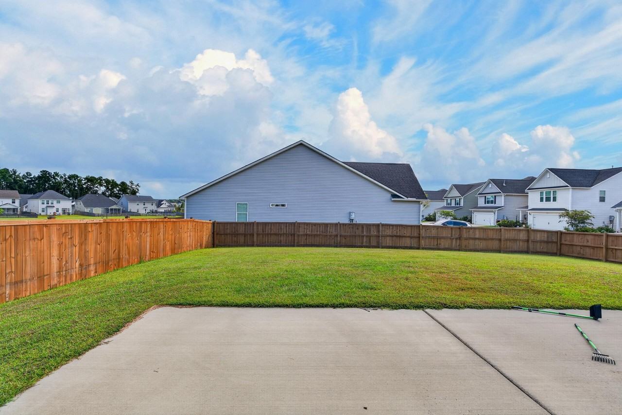 449 Eagleview Dr - Photo 4 of 50