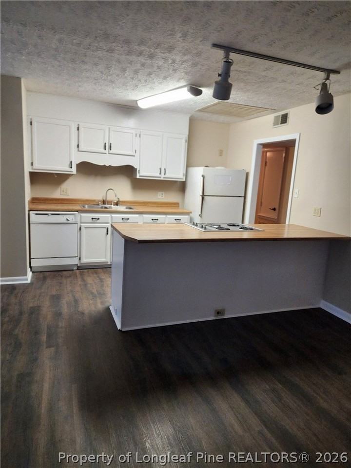 6873 Timbercroft Ln - Photo 2 of 14