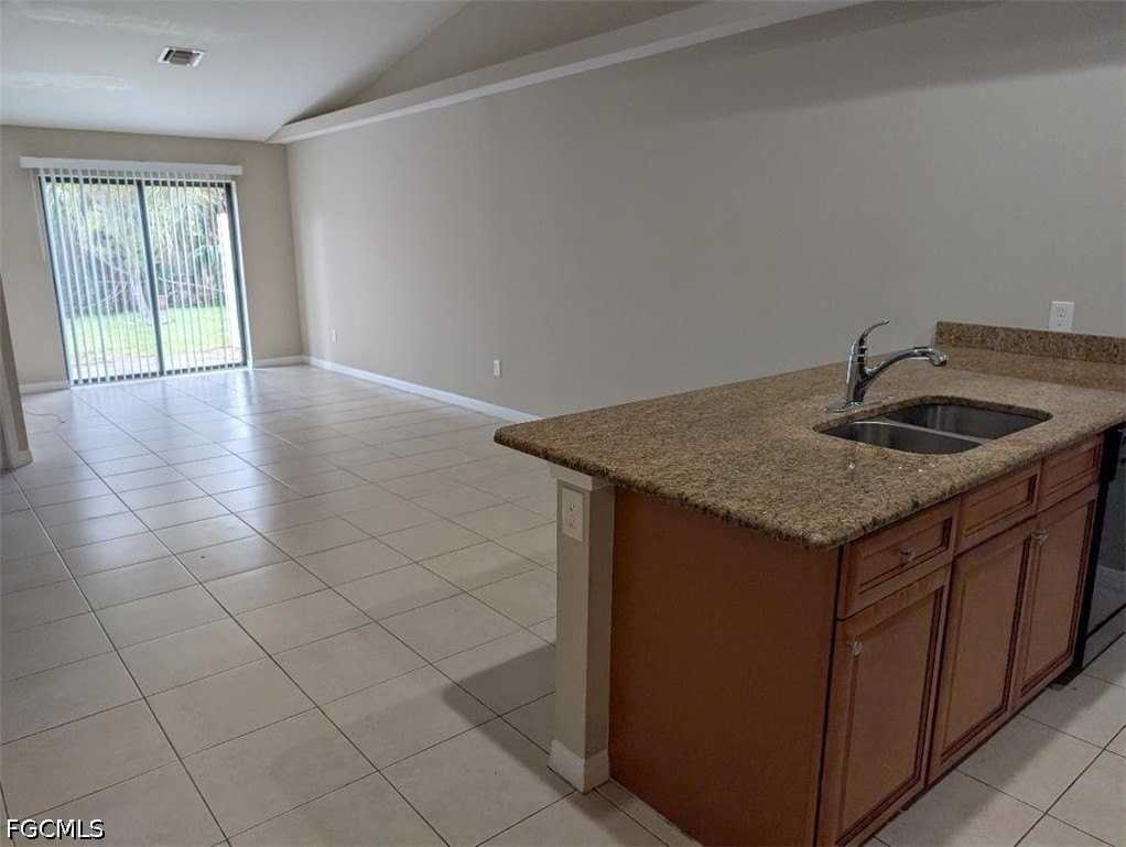 3702 Se 9th Pl #3702 - Photo 2 of 12