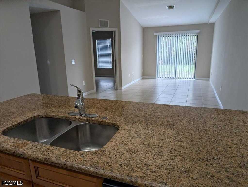 3702 Se 9th Pl #3702 - Photo 3 of 12