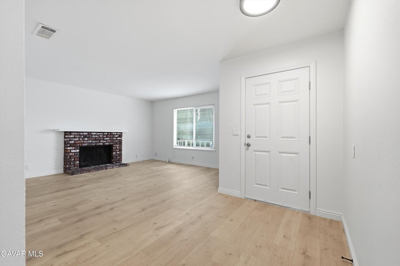 44453 Watford Ave - Photo 5 of 17