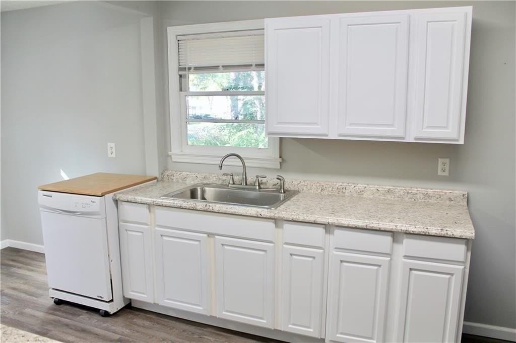 3325 Kemble Ave - Photo 4 of 14
