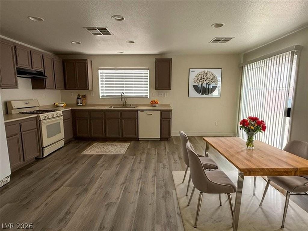 8012 Dutch Villas St - Photo 5 of 18