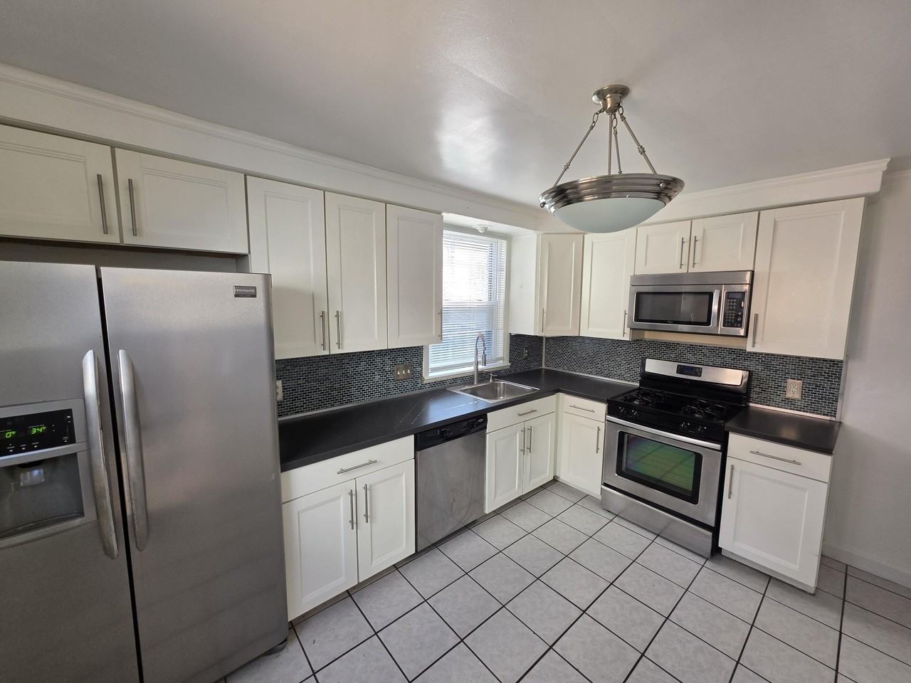 660 E Robert Ave - Photo 3 of 11
