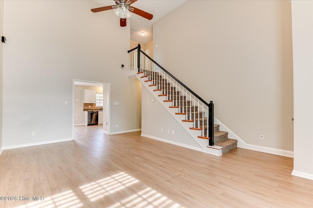 613 Dunrobin Ln - Photo 7 of 44