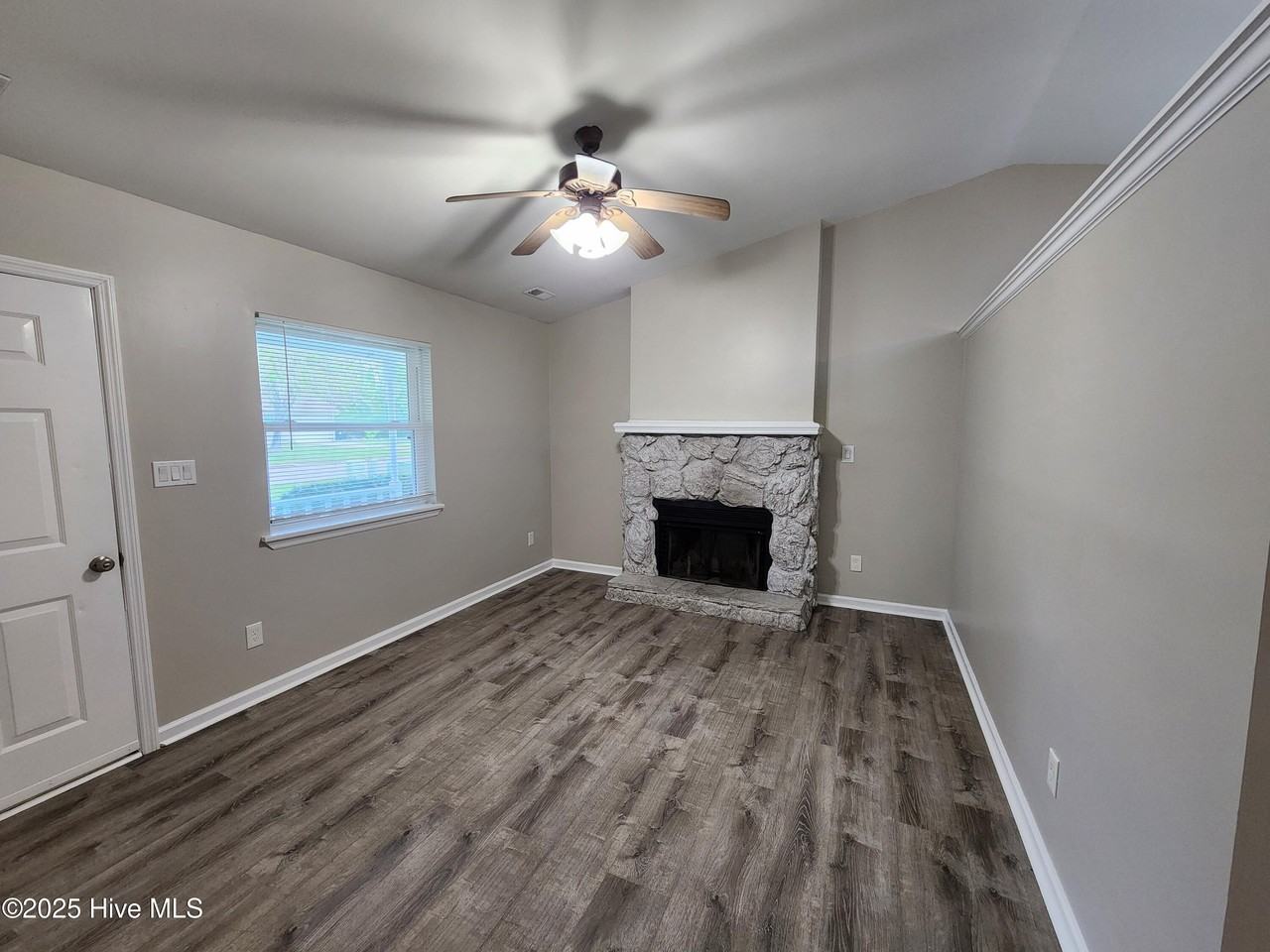 103 Hampton Ct - Photo 3 of 19