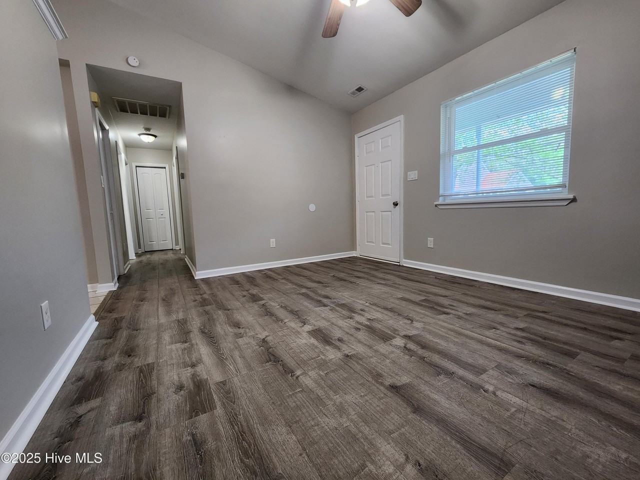 103 Hampton Ct - Photo 4 of 19