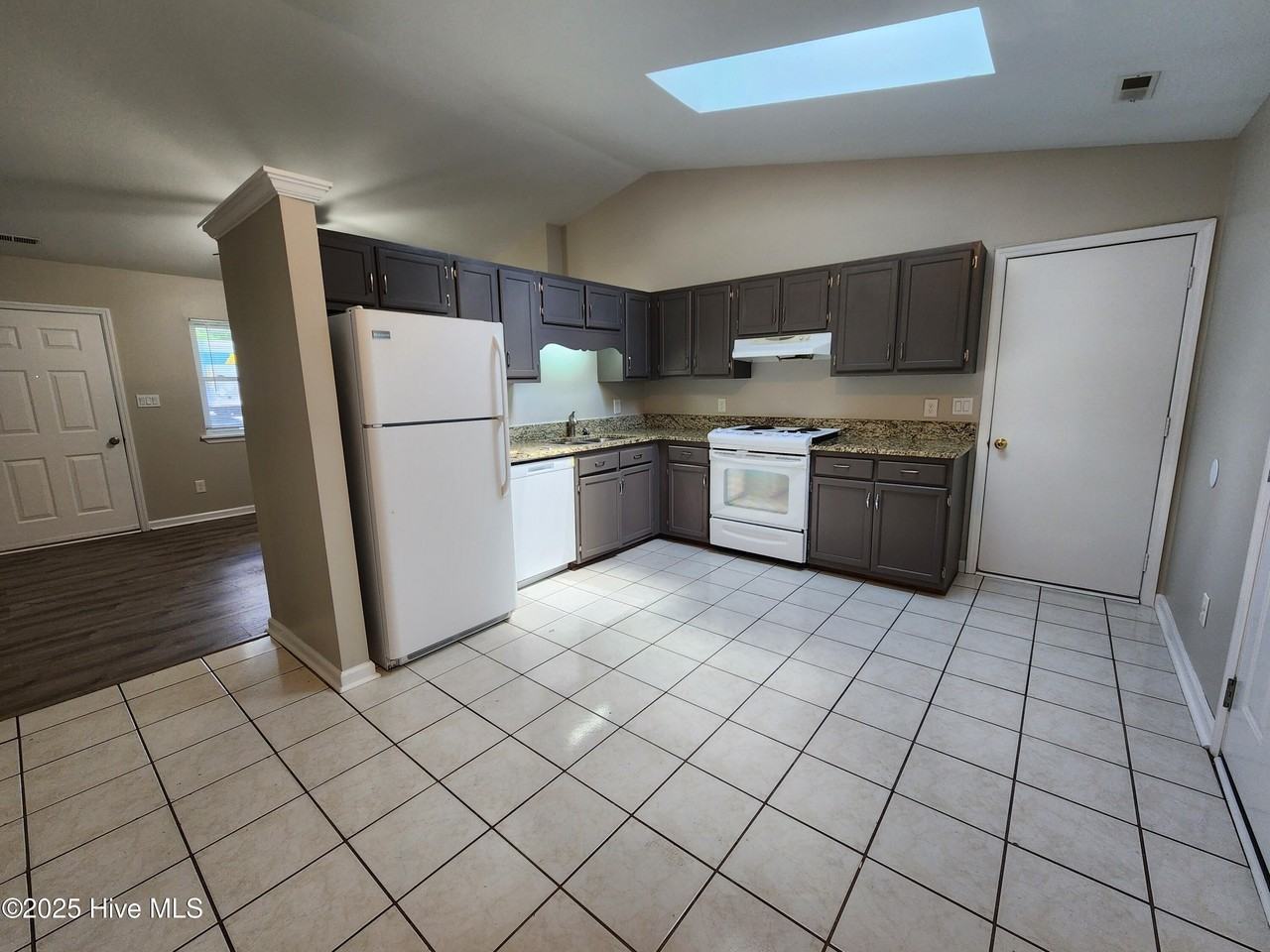 103 Hampton Ct - Photo 5 of 19