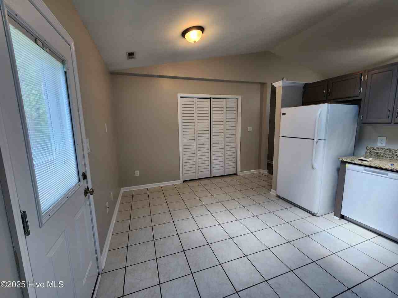 103 Hampton Ct - Photo 6 of 19