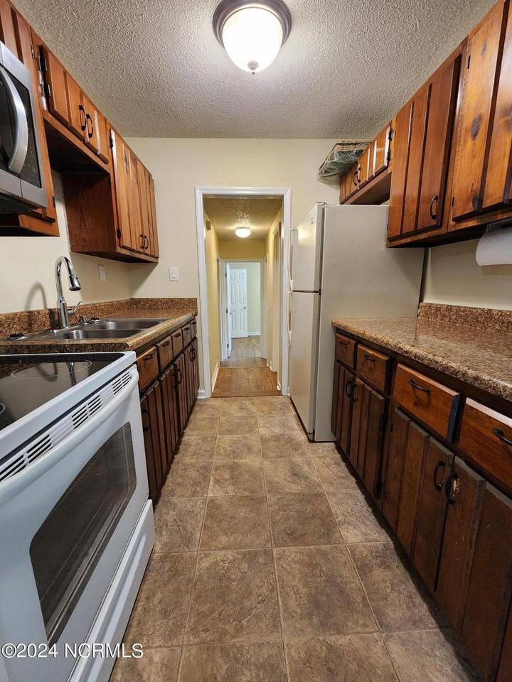 308 Majestic Ln - Photo 7 of 24