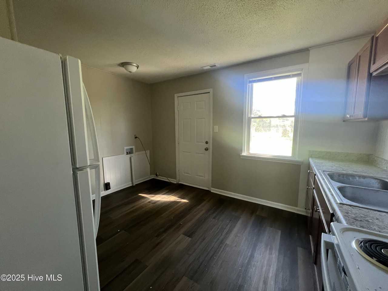 1230 Davis St - Photo 4 of 9