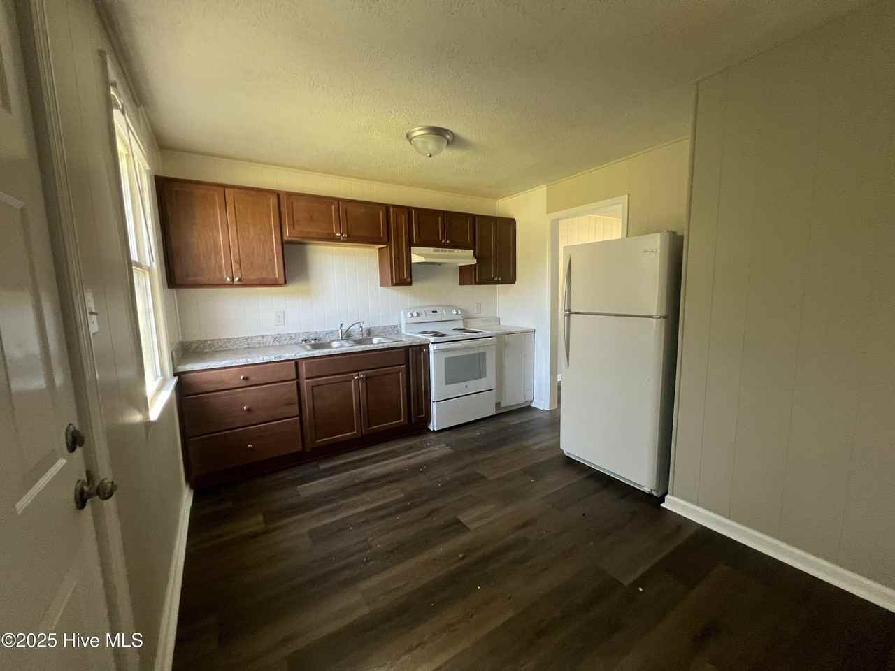 1230 Davis St - Photo 5 of 9