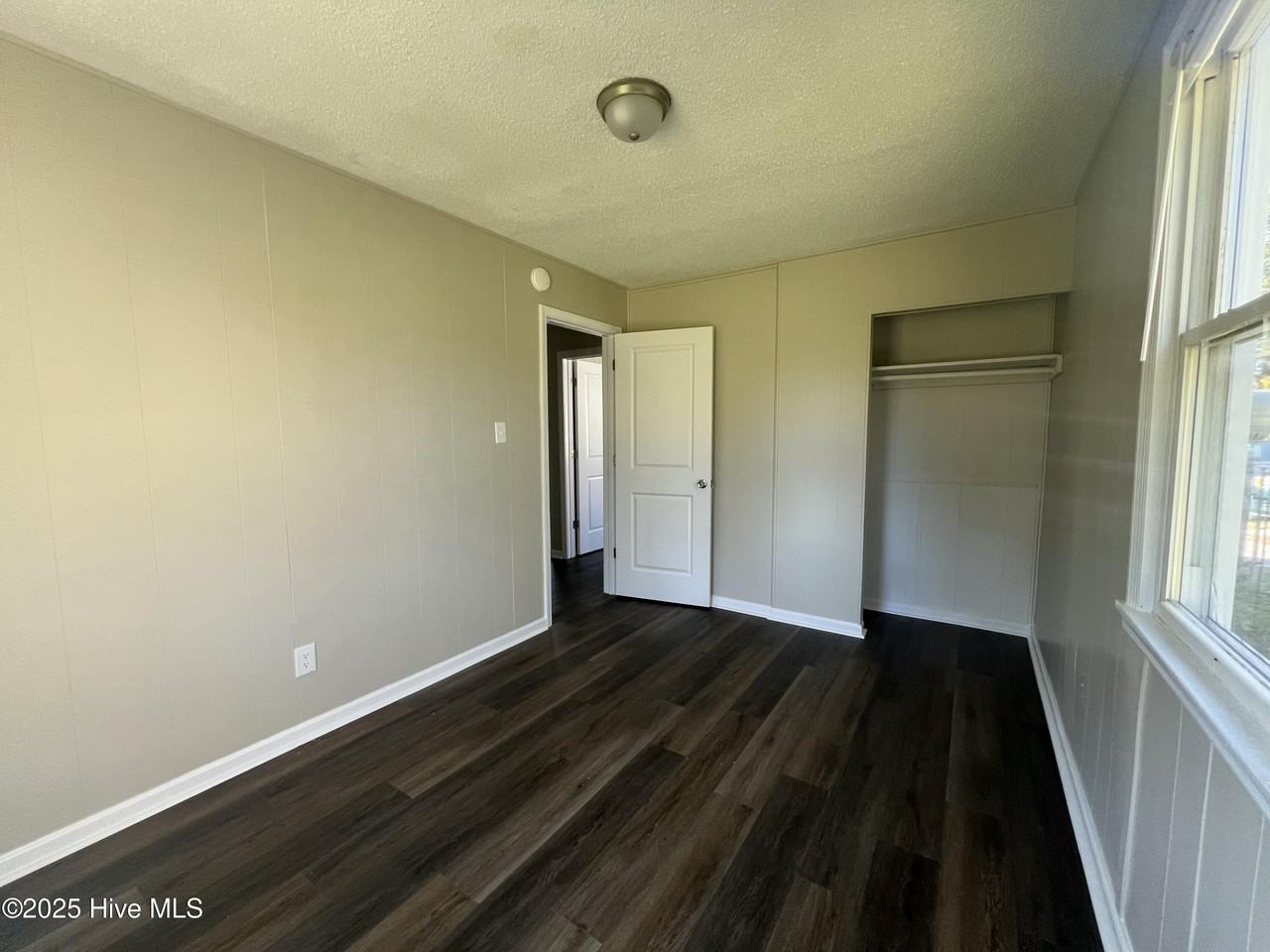 1230 Davis St - Photo 7 of 9