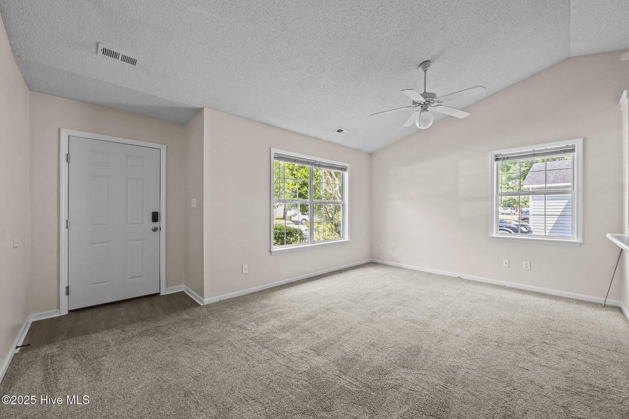 614 S Hampton Dr - Photo 5 of 23