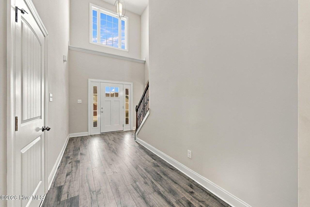704 Drew Ct - Photo 5 of 37