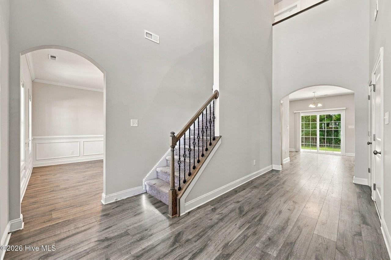 704 Drew Ct - Photo 6 of 37