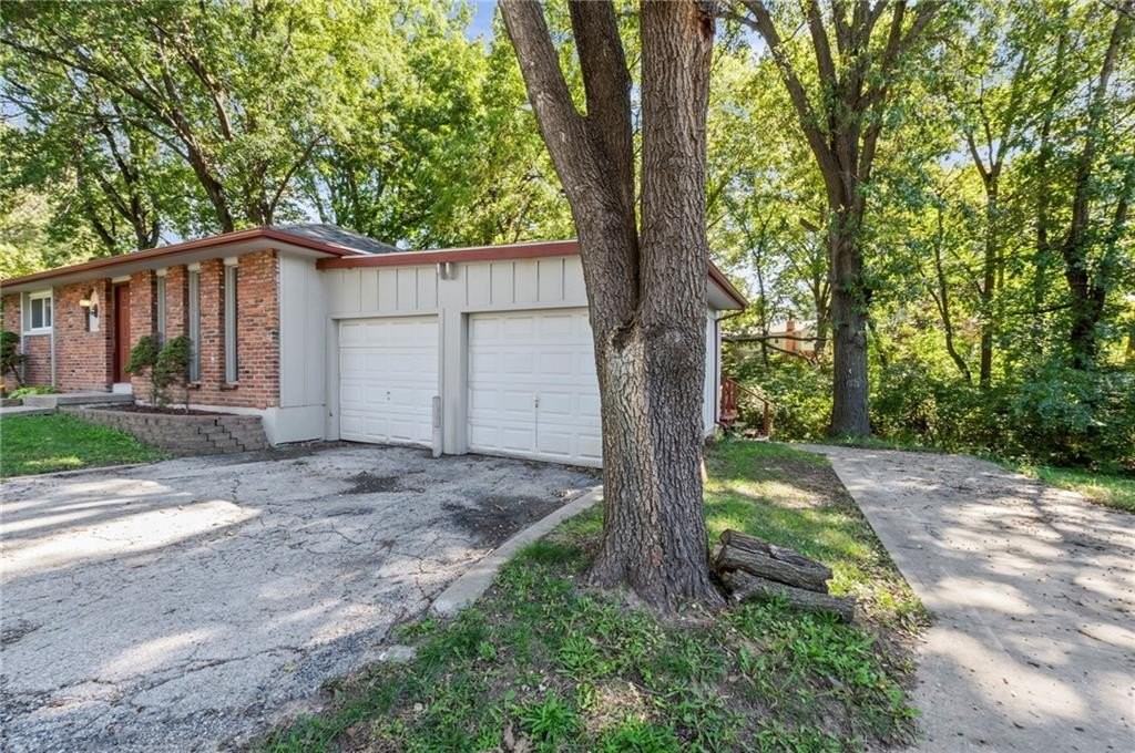 5711 Nw Lilac Ct - Photo 2 of 26