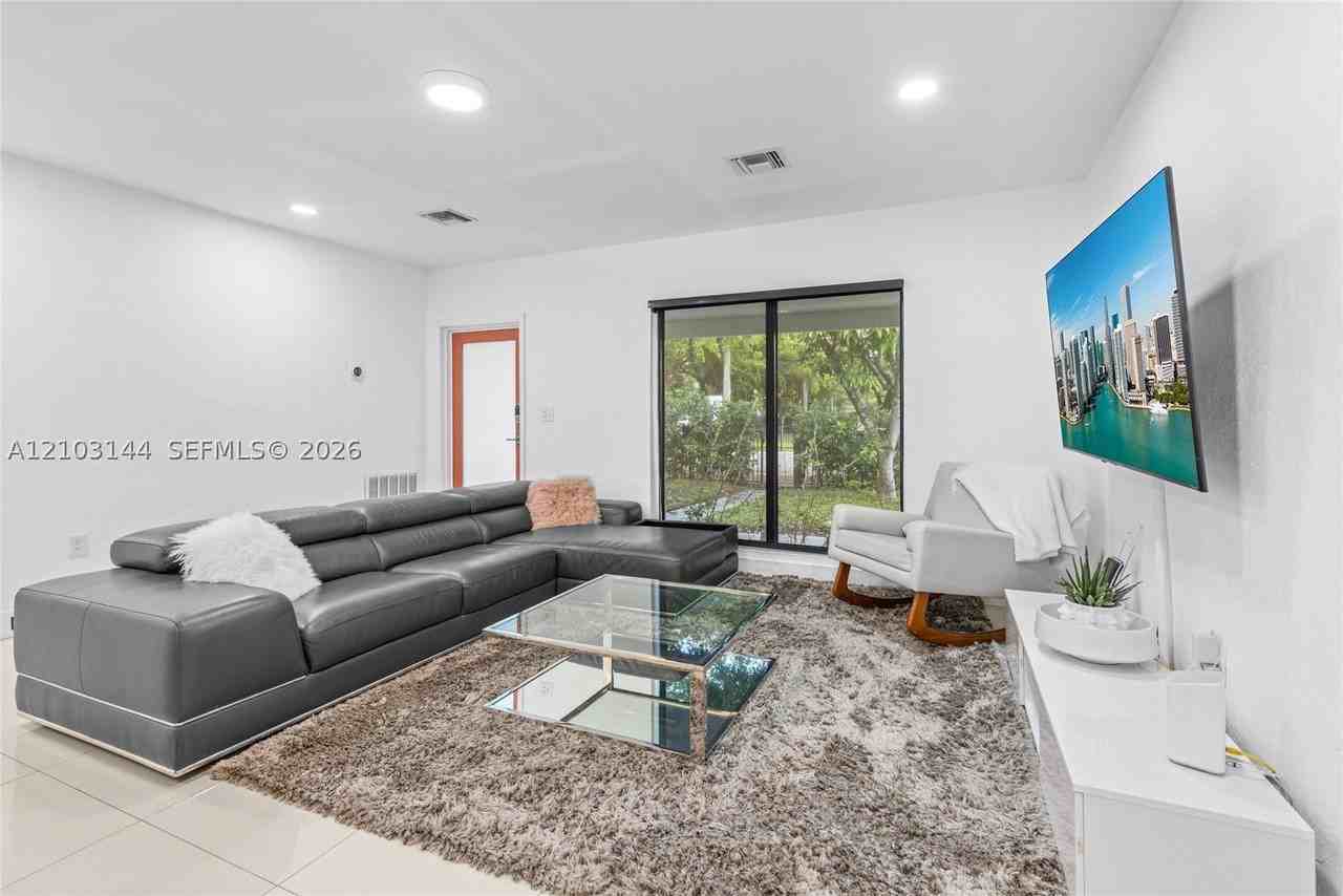 1195 Ne 147th St - Photo 3 of 43