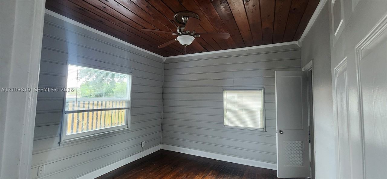 306 Hawthorne Dr #2 - Photo 4 of 9
