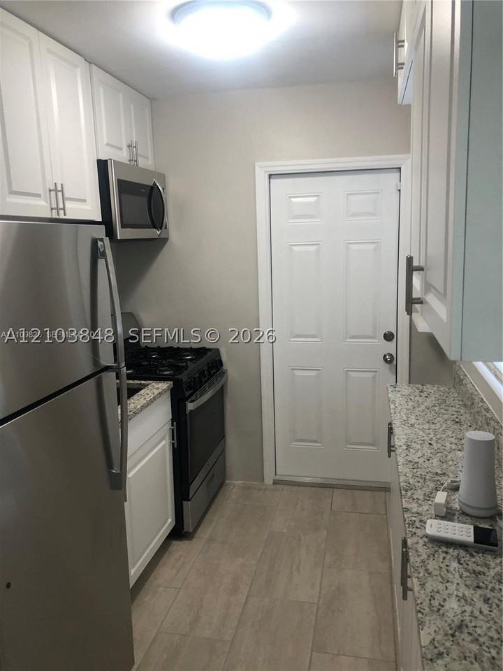 906 Greenbriar Dr #908 - Photo 3 of 11