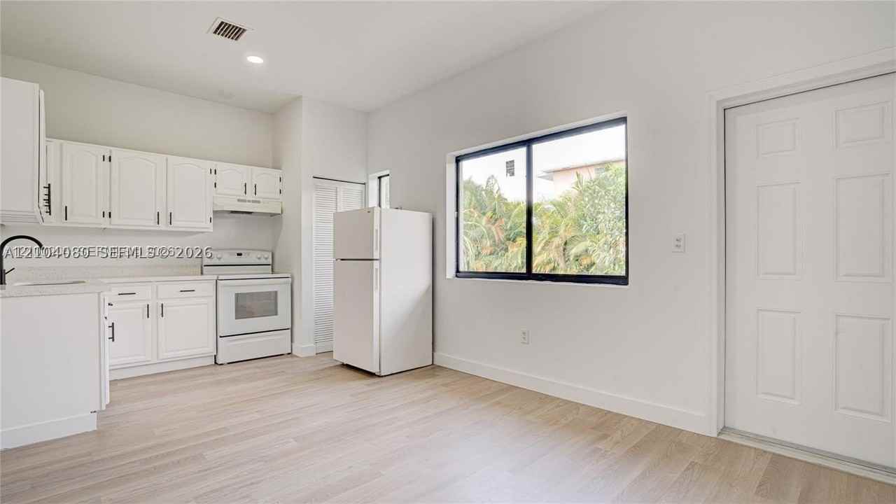 1330 Nw 5th St #4 - Photo 4 of 37