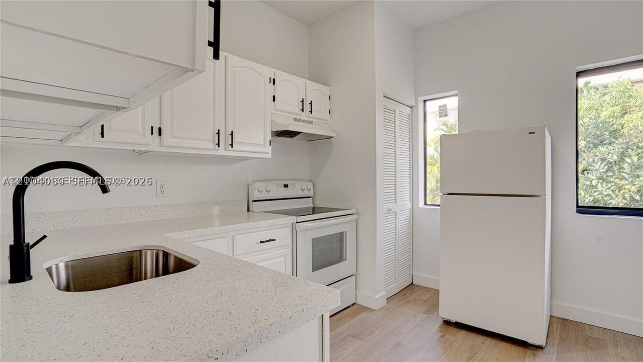 1330 Nw 5th St #4 - Photo 6 of 37