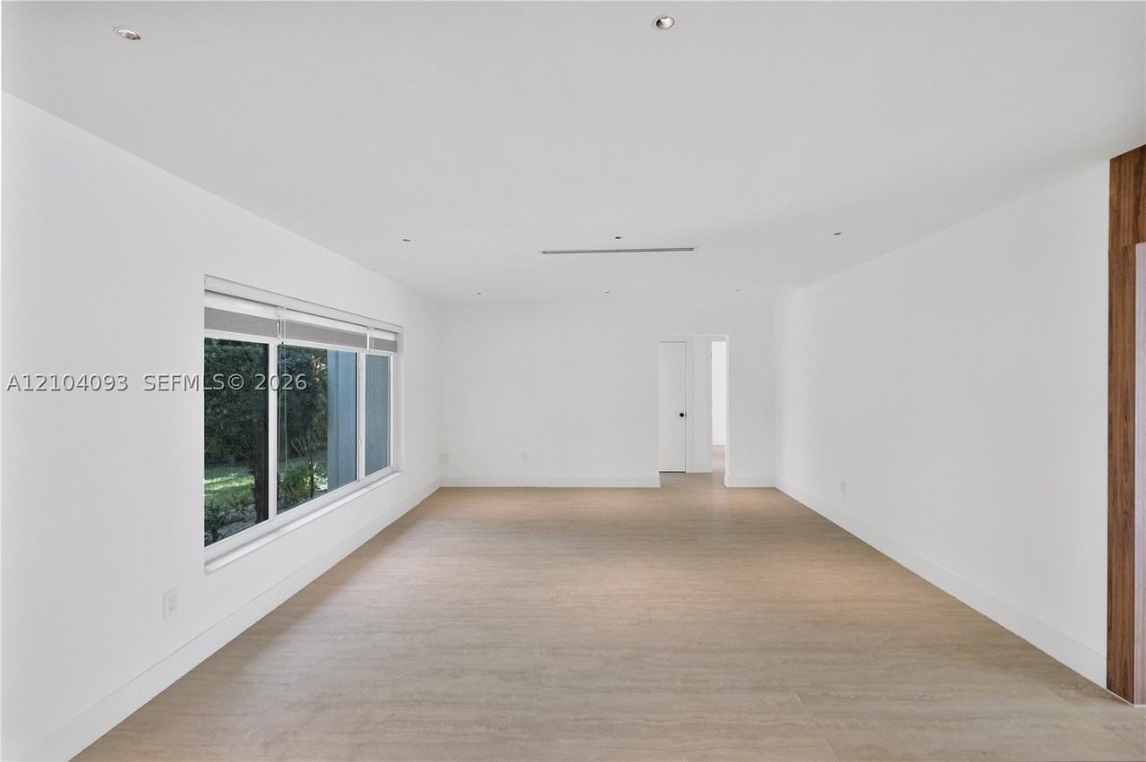 162 Ne 108th St - Photo 6 of 28