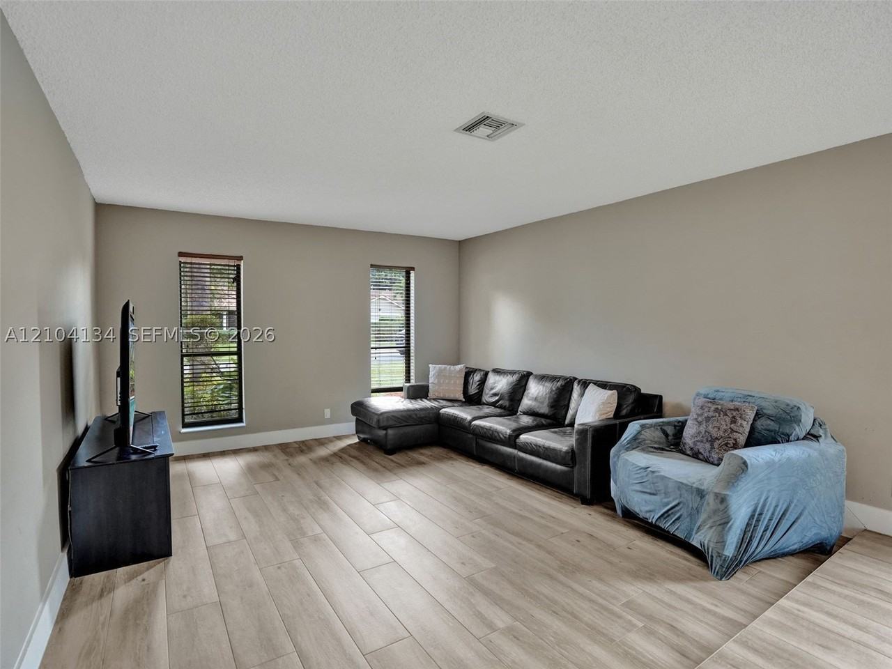 7014 Nw 43rd St - Photo 5 of 30