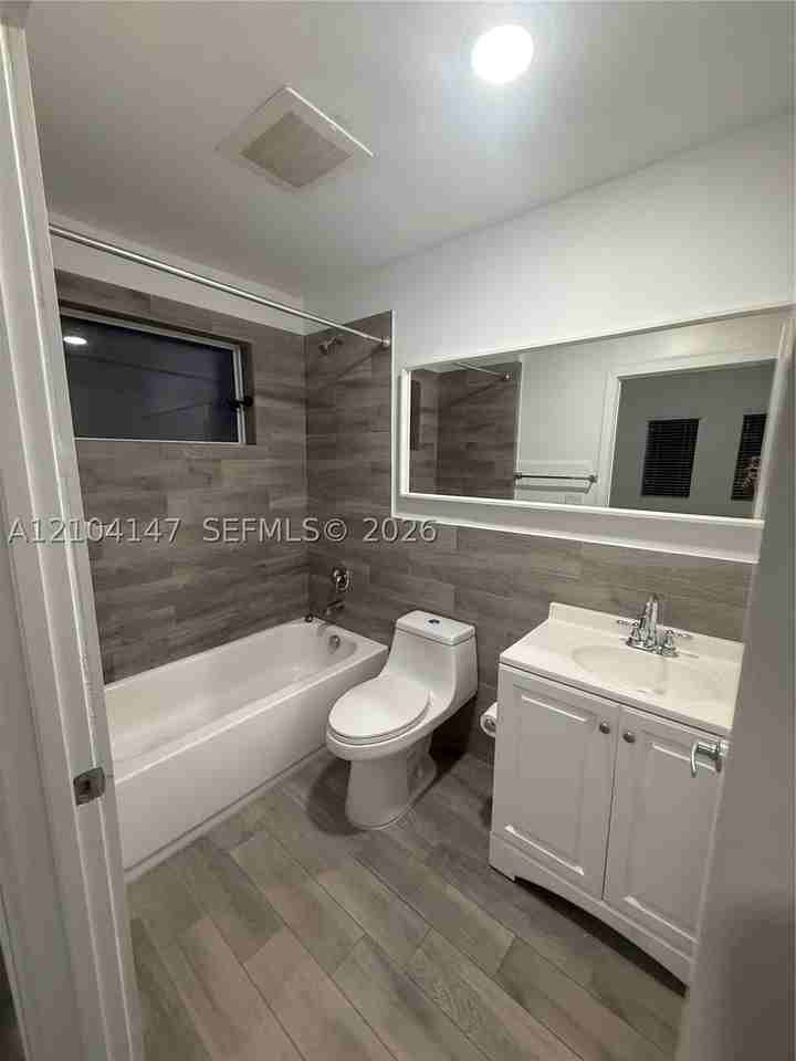 486 E 30th St #202 - Photo 4 of 20