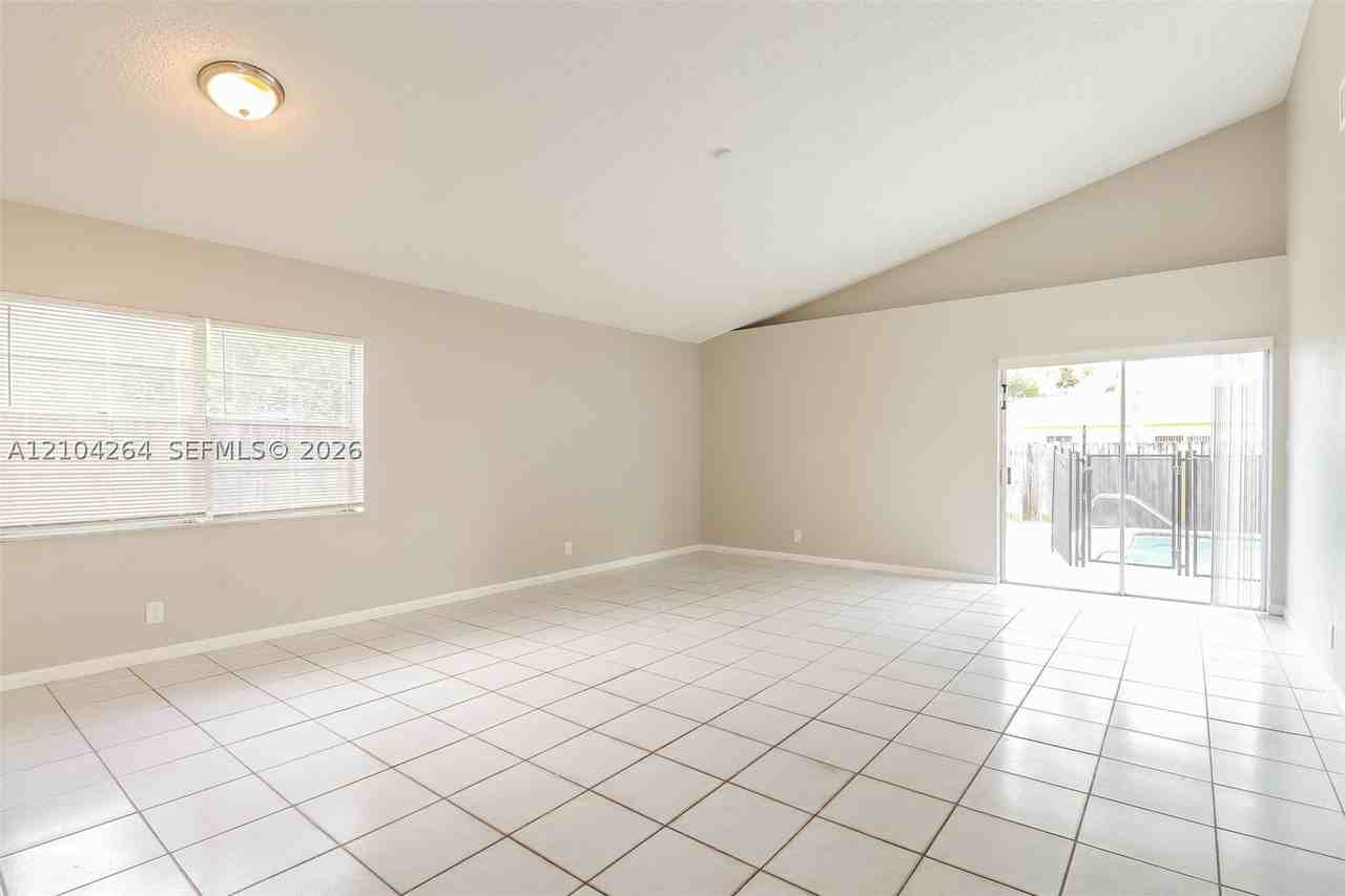 7701 Sw 7th Ct - Photo 3 of 16