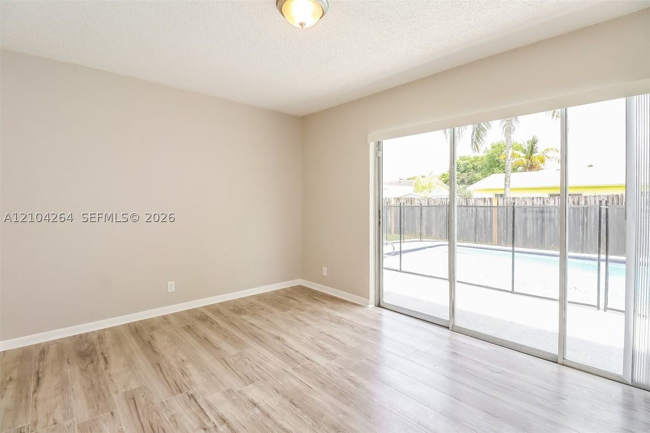 7701 Sw 7th Ct - Photo 4 of 16