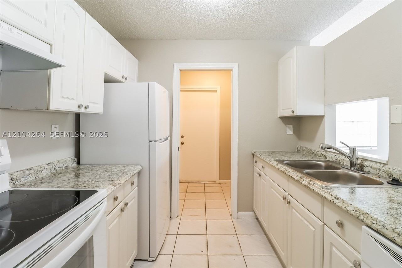 7701 Sw 7th Ct - Photo 6 of 16