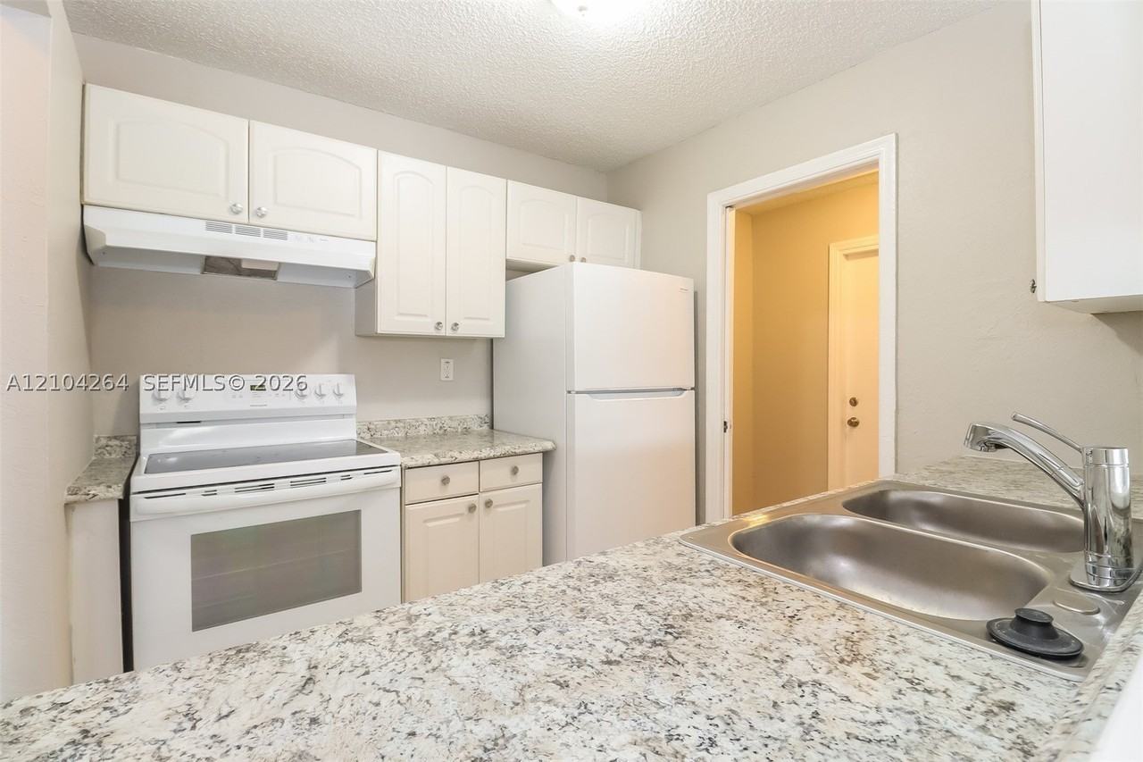 7701 Sw 7th Ct - Photo 7 of 16