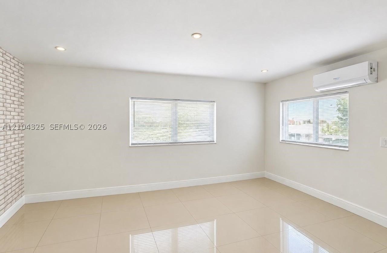 560 Ne 67th St #4 - Photo 4 of 8