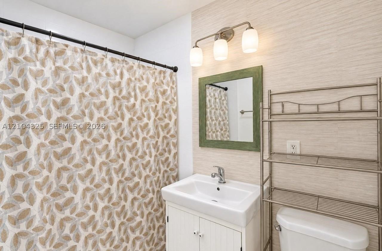 560 Ne 67th St #4 - Photo 6 of 8