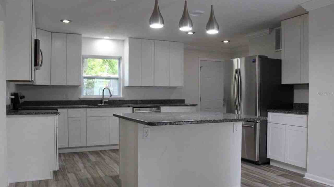 4017 Nw 36th Ter - Photo 4 of 8