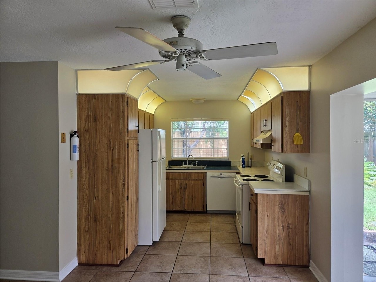1666 Tremont Ln - Photo 5 of 16