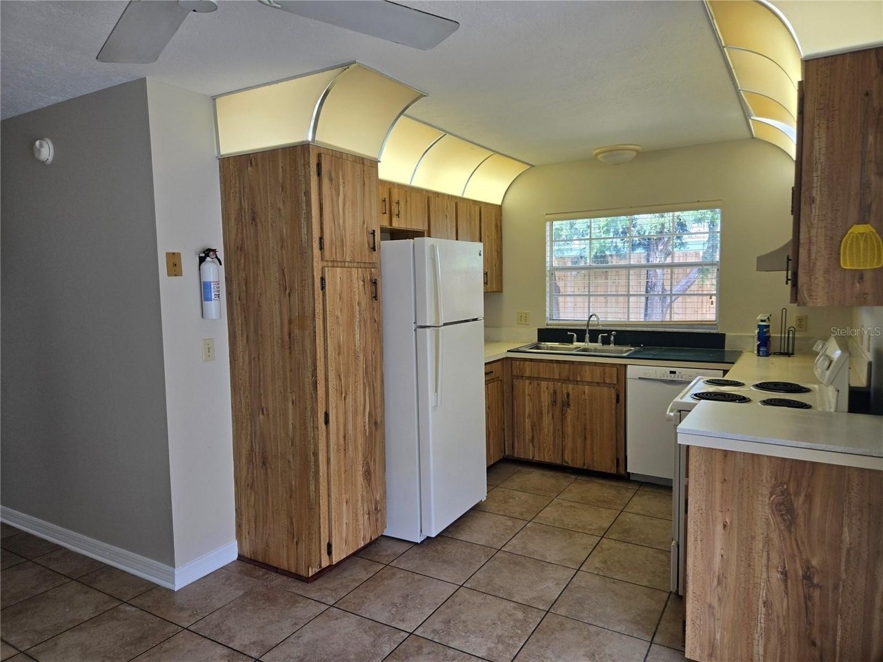 1666 Tremont Ln - Photo 6 of 16