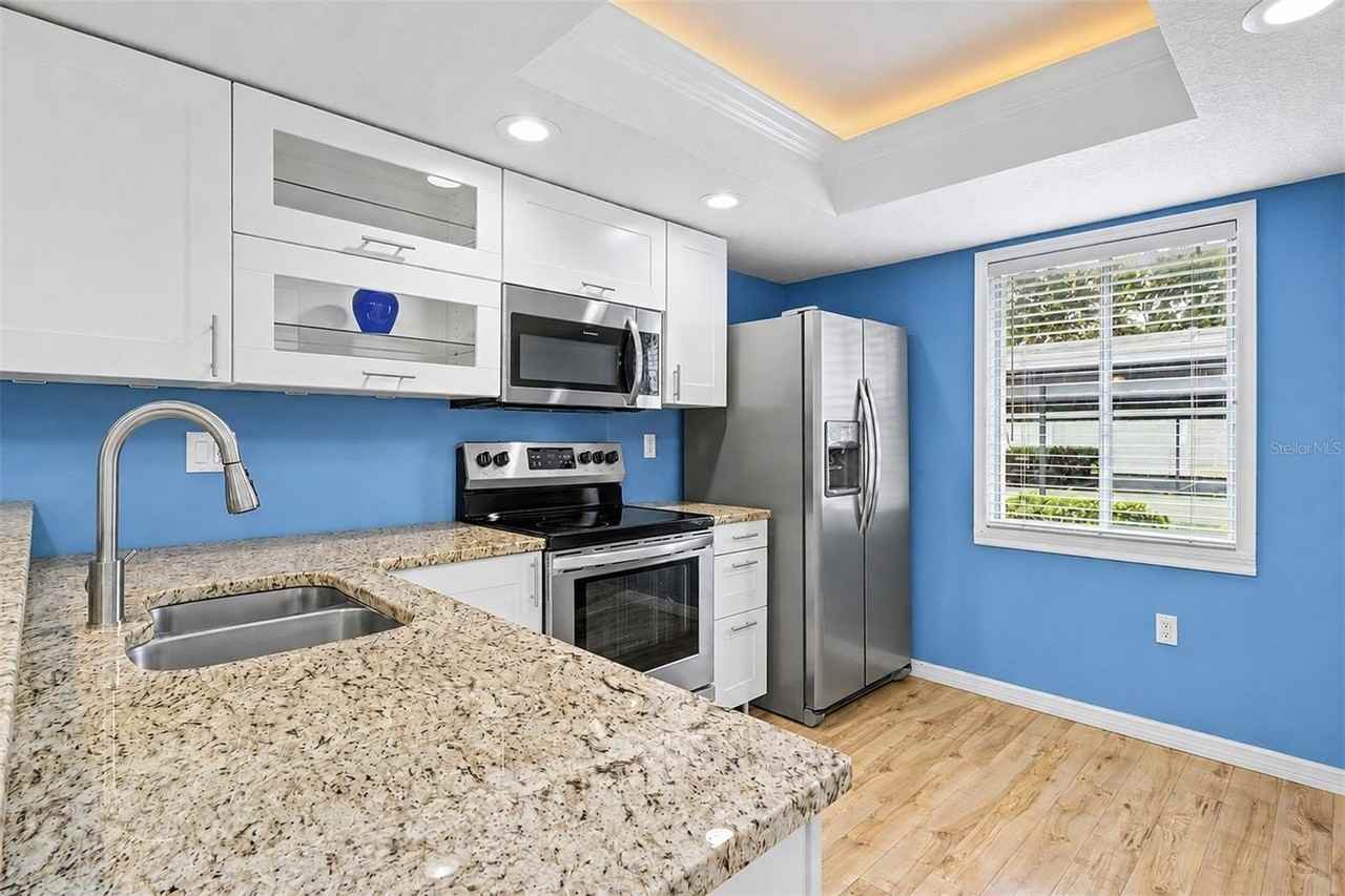 205 Palmetto Ct #205 - Photo 4 of 28